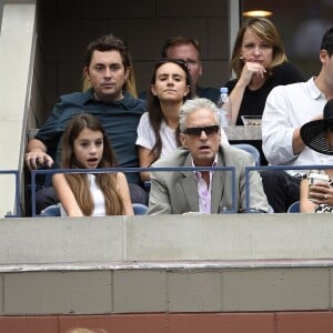 Michael Douglas avec sa femme Catherine Zeta-Jones et leur fille Carys lors de la finale dame de l'US Open entre sa compagne Flavia Pennetta et Roberta Vinci à l'USTA Billie Jean King National Tennis Center de Flushing dans le Queens à New York le 12 septembre 2015