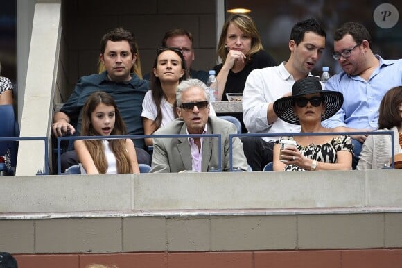 Michael Douglas avec sa femme Catherine Zeta-Jones et leur fille Carys lors de la finale dame de l'US Open entre sa compagne Flavia Pennetta et Roberta Vinci à l'USTA Billie Jean King National Tennis Center de Flushing dans le Queens à New York le 12 septembre 2015