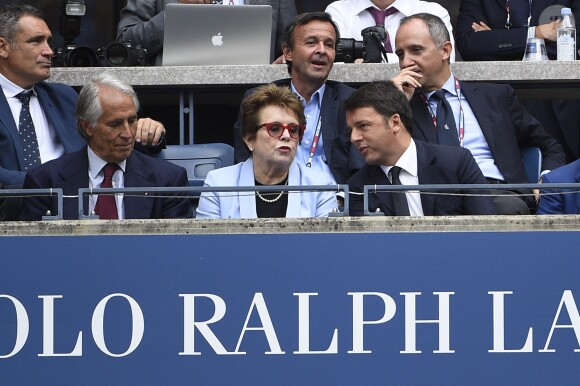 Le Premier ministre italien Matteo Renzi attends lors de la finale dame de l'US Open Flavia Pennetta et Roberta Vinci à l'USTA Billie Jean King National Tennis Center de Flushing dans le Queens à New York le 12 septembre 2015