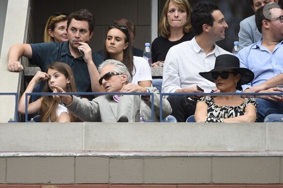 Michael Douglas avec sa femme Catherine Zeta-Jones et leur fille Carys lors de la finale dame de l'US Open entre sa compagne Flavia Pennetta et Roberta Vinci à l'USTA Billie Jean King National Tennis Center de Flushing dans le Queens à New York le 12 septembre 2015