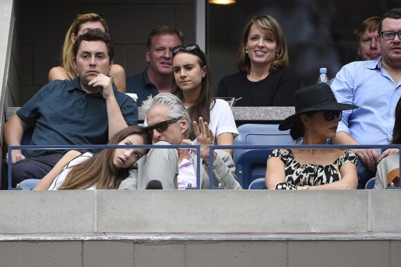 Michael Douglas avec sa femme Catherine Zeta-Jones et leur fille Carys lors de la finale dame de l'US Open entre sa compagne Flavia Pennetta et Roberta Vinci à l'USTA Billie Jean King National Tennis Center de Flushing dans le Queens à New York le 12 septembre 2015