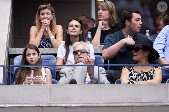 Michael Douglas avec sa femme Catherine Zeta-Jones et leur fille Carys lors de la finale dame de l'US Open entre sa compagne Flavia Pennetta et Roberta Vinci à l'USTA Billie Jean King National Tennis Center de Flushing dans le Queens à New York le 12 septembre 2015