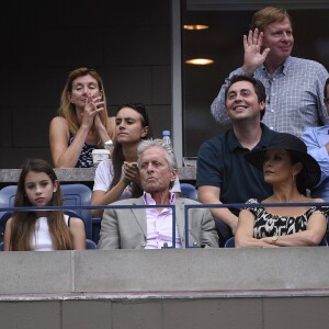 Michael Douglas avec son épouse Catherine Zeta-Jones et leur fille Carys lors de la finale dame de l'US Open à l'USTA Billie Jean King National Tennis Center de Flushing dans le Queens à New York, le 12 septembre 2015
