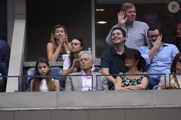 Michael Douglas avec son épouse Catherine Zeta-Jones et leur fille Carys lors de la finale dame de l'US Open à l'USTA Billie Jean King National Tennis Center de Flushing dans le Queens à New York, le 12 septembre 2015
