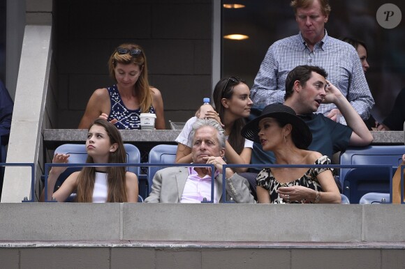 Michael Douglas avec son épouse Catherine Zeta-Jones et leur fille Carys lors de la finale dame de l'US Open à l'USTA Billie Jean King National Tennis Center de Flushing dans le Queens à New York, le 12 septembre 2015