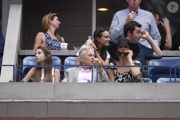 Michael Douglas avec son épouse Catherine Zeta-Jones et leur fille Carys lors de la finale dame de l'US Open à l'USTA Billie Jean King National Tennis Center de Flushing dans le Queens à New York, le 12 septembre 2015