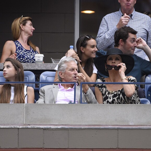 Michael Douglas avec son épouse Catherine Zeta-Jones et leur fille Carys lors de la finale dame de l'US Open à l'USTA Billie Jean King National Tennis Center de Flushing dans le Queens à New York, le 12 septembre 2015