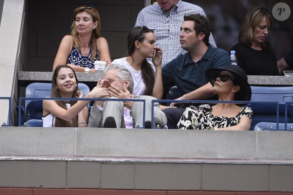 Michael Douglas avec son épouse Catherine Zeta-Jones et leur fille Carys lors de la finale dame de l'US Open à l'USTA Billie Jean King National Tennis Center de Flushing dans le Queens à New York, le 12 septembre 2015