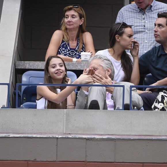 Michael Douglas avec son épouse Catherine Zeta-Jones et leur fille Carys lors de la finale dame de l'US Open à l'USTA Billie Jean King National Tennis Center de Flushing dans le Queens à New York, le 12 septembre 2015