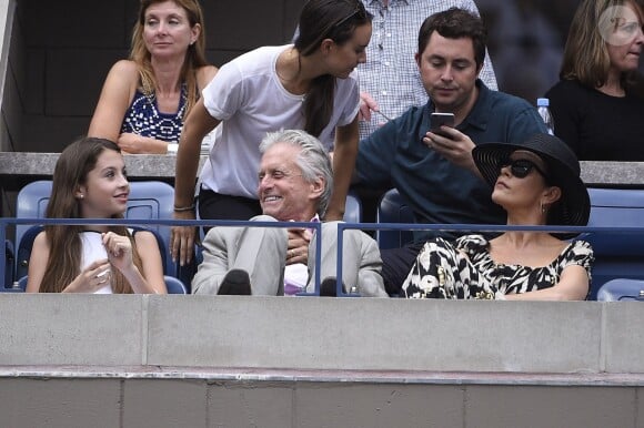 Michael Douglas avec son épouse Catherine Zeta-Jones et leur fille Carys lors de la finale dame de l'US Open à l'USTA Billie Jean King National Tennis Center de Flushing dans le Queens à New York, le 12 septembre 2015
