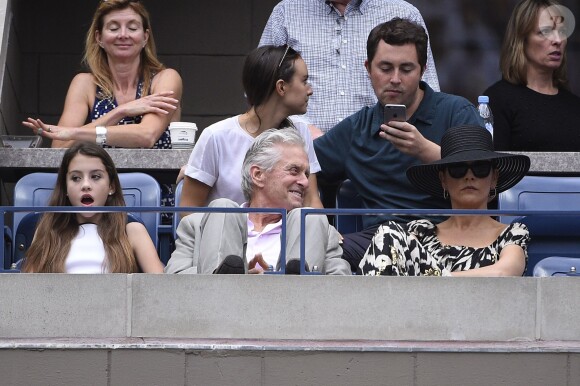 Michael Douglas avec son épouse Catherine Zeta-Jones et leur fille Carys lors de la finale dame de l'US Open à l'USTA Billie Jean King National Tennis Center de Flushing dans le Queens à New York, le 12 septembre 2015