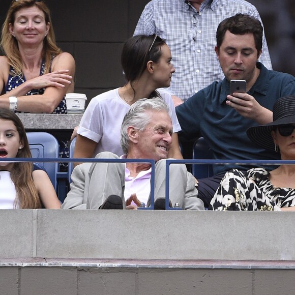 Michael Douglas avec son épouse Catherine Zeta-Jones et leur fille Carys lors de la finale dame de l'US Open à l'USTA Billie Jean King National Tennis Center de Flushing dans le Queens à New York, le 12 septembre 2015