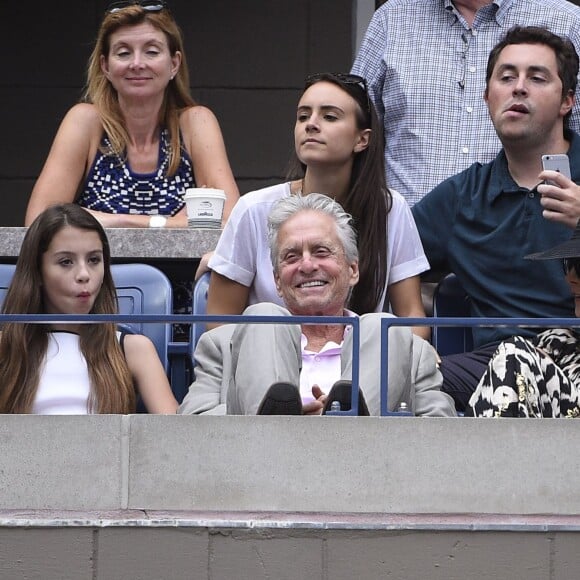 Michael Douglas avec son épouse Catherine Zeta-Jones et leur fille Carys lors de la finale dame de l'US Open à l'USTA Billie Jean King National Tennis Center de Flushing dans le Queens à New York, le 12 septembre 2015