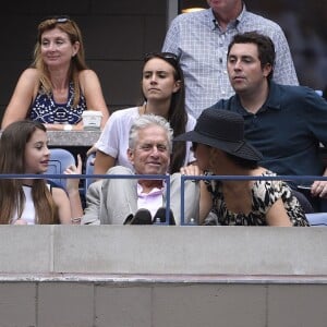 Michael Douglas avec son épouse Catherine Zeta-Jones et leur fille Carys lors de la finale dame de l'US Open à l'USTA Billie Jean King National Tennis Center de Flushing dans le Queens à New York, le 12 septembre 2015