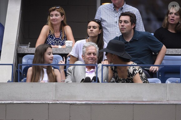 Michael Douglas avec son épouse Catherine Zeta-Jones et leur fille Carys lors de la finale dame de l'US Open à l'USTA Billie Jean King National Tennis Center de Flushing dans le Queens à New York, le 12 septembre 2015