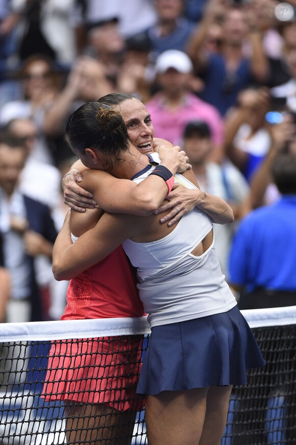 Flavia Pennetta et Roberta Vinci après leur finale de l'US Open remportée par la première à l'USTA Billie Jean King National Tennis Center de Flushing dans le Queens à New York, le 12 septembre 2015