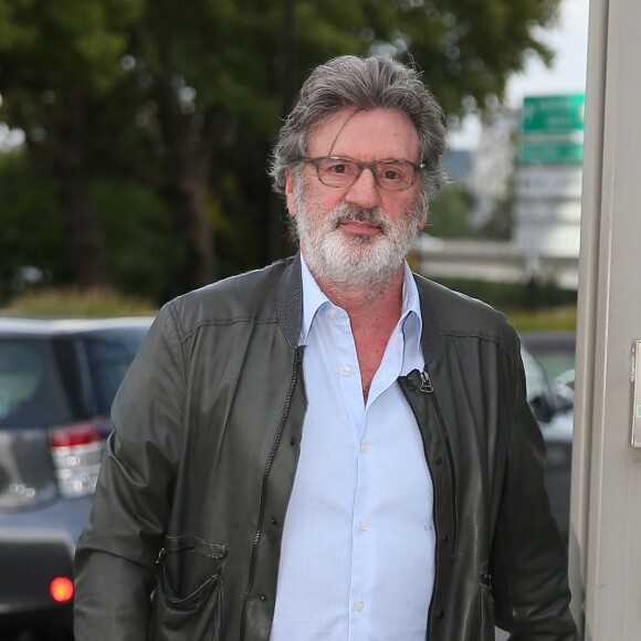 Daniel Auteuil, au pied de la tour TF1 pour assister au dernier JT de Claire Chazal, à Boulogne-Billancourt, le 13 septembre 2015.