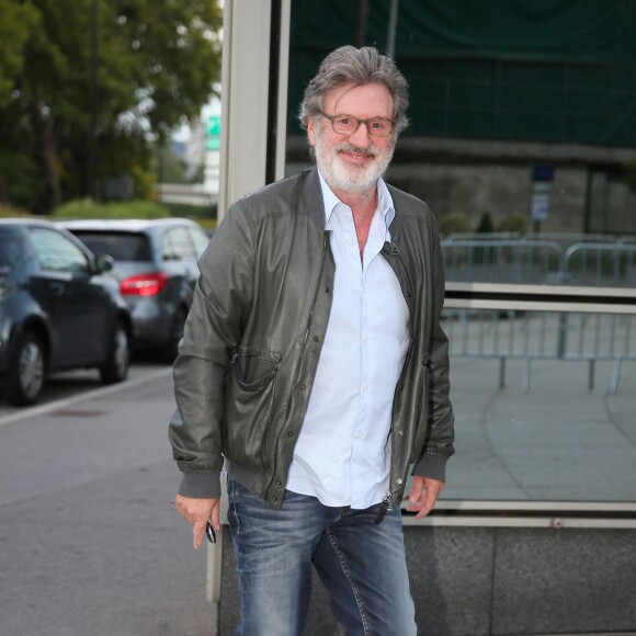 Daniel Auteuil, au pied de la tour TF1 pour assister au dernier JT de Claire Chazal, à Boulogne-Billancourt, le 13 septembre 2015.