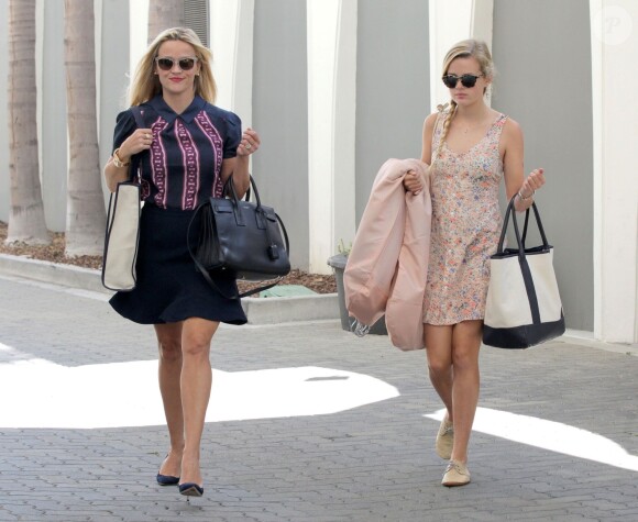 Reese Witherspoon en compagnie de sa fille Ava quittent un rendez vous professionel à Los Angeles le 28 août 2015