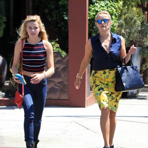 Reese Witherspoon se rend à son bureau avec sa fille Ava à Beverly Hills, le 14 août 2015.