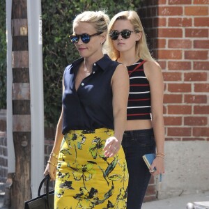 Reese Witherspoon se rend à son bureau avec sa fille Ava à Beverly Hills, le 14 août 2015.