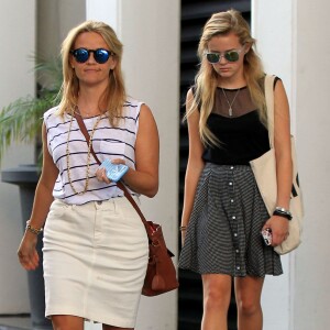 Reese Witherspoon se promène avec sa fille Ava à Beverly Hills le 29 juillet 2015.