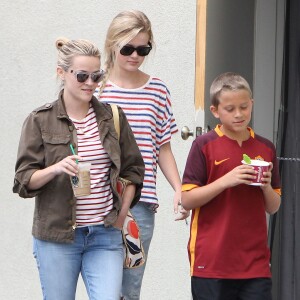 Reese Witherspoon et ses enfants Ava et Deacon mangent une glace à Brentwood le 27 juin 2015.