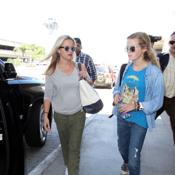 Reese Witherspoon et sa fille Ava Philippe à l'aéroport LAX de Los Angeles le 25 juillet 2015