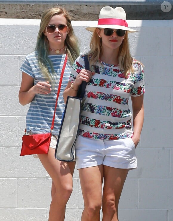 Reese Witherspoon et sa fille Ava Phillippe font du shopping à Beverly Hills, le 23 mai 2015