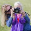 Autumn Phillips apprend à sa fille Isla à se servir de l'appareil photo le 12 septembre 2015 au concours complet Whatley Manor Gatcombe à Gatcombe Park (Gloucestershire).