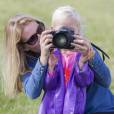 Autumn Phillips apprend à sa fille Isla à se servir de l'appareil photo le 12 septembre 2015 au concours complet Whatley Manor Gatcombe à Gatcombe Park (Gloucestershire).