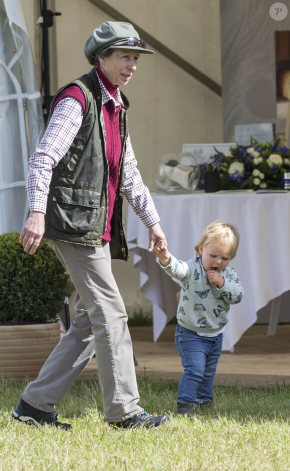 La princess Anne et sa petite-fille Mia Tindall le 12 septembre 2015 au concours complet Whatley Manor Gatcombe à Gatcombe Park (Gloucestershire), que disputait Zara Phillips.