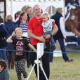 Mike Tindall s'est occupé de sa fille Mia, 1 an et demi, pendant que sa femme Zara Phillips était en compétition le 12 septembre 2015 au concours complet Whatley Manor Gatcombe à Gatcombe Park (Gloucestershire).