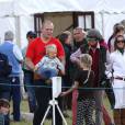 Mike Tindall s'est occupé de sa fille Mia, 1 an et demi, pendant que sa femme Zara Phillips était en compétition le 12 septembre 2015 au concours complet Whatley Manor Gatcombe à Gatcombe Park (Gloucestershire).