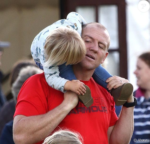 Mike Tindall s'est occupé de sa fille Mia, 1 an et demi, pendant que sa femme Zara Phillips était en compétition le 12 septembre 2015 au concours complet Whatley Manor Gatcombe à Gatcombe Park (Gloucestershire).
