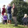  La princesse Anne, son mari Timothy Laurence, et son fils Peter Phillips avec son épouse Autumn et leurs filles Savannah et Isla le 12 septembre 2015 à Gatcombe Park, dans le Gloucestershire, lors d'un concours complet auquel participait Zara Phillips. 