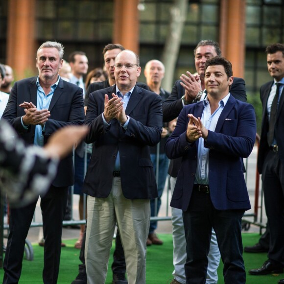 Le prince Albert II de Monaco, en compagnie de l'ex-All Black Byron Kelleher, assistait le 11 septembre 2015 à la soirée d'ouverture du Haka Corner, premier bar néo-zélandais à Toulouse.