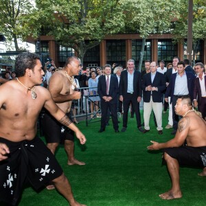 Le prince Albert II de Monaco, en compagnie de l'ex-All Black Byron Kelleher, assistait le 11 septembre 2015 à la soirée d'ouverture du Haka Corner, premier bar néo-zélandais à Toulouse.