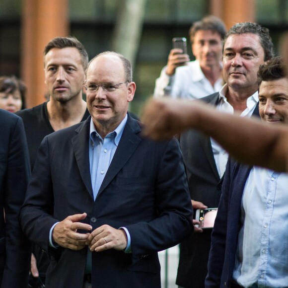 Le prince Albert II de Monaco, en compagnie de l'ex-All Black Byron Kelleher, assistait le 11 septembre 2015 à la soirée d'ouverture du Haka Corner, premier bar néo-zélandais à Toulouse.