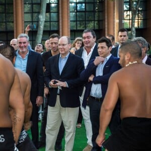 Le prince Albert II de Monaco, en compagnie de l'ex-All Black Byron Kelleher, assistait le 11 septembre 2015 à la soirée d'ouverture du Haka Corner, premier bar néo-zélandais à Toulouse.