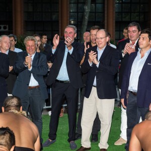 Le prince Albert II de Monaco, en compagnie de l'ex-All Black Byron Kelleher, assistait le 11 septembre 2015 à la soirée d'ouverture du Haka Corner, premier bar néo-zélandais à Toulouse.