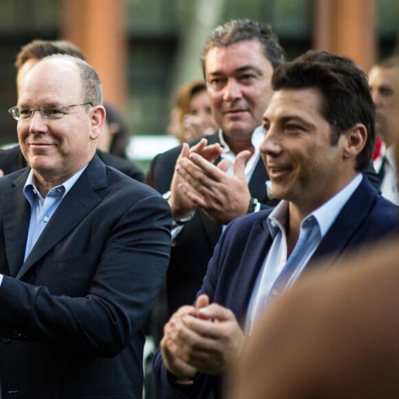 Le prince Albert II de Monaco, en compagnie de l'ex-All Black Byron Kelleher, assistait le 11 septembre 2015 à la soirée d'ouverture du Haka Corner, premier bar néo-zélandais à Toulouse.