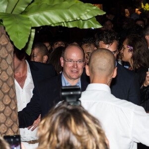 Le prince Albert II de Monaco, en compagnie de l'ex-All Black Byron Kelleher, assistait le 11 septembre 2015 à la soirée d'ouverture du Haka Corner, premier bar néo-zélandais à Toulouse.