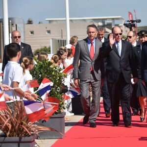 Le prince Albert II de Monaco inaugure, aux côtés du maire Daniel Fasquelle, la Digue-Promenade "Princes de Monaco" au Touquet en hommage à ses grands-parents et à son père qui ont autrefois passé des vacances dans cette station balnéaire. Le prince a été accueilli par des enfants d'une école de la cité balnéaire agitant des drapeaux français et monégasques. Le 10 septembre 2015  Prince Albert II of Monaco unveils the seawall "Princes de Monaco" in Le Touquet, north of France. On september 10th 201510/09/2015 - Le Touquet