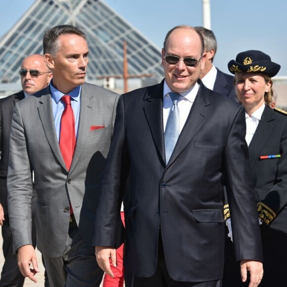 Le prince Albert II de Monaco inaugure, aux côtés du maire Daniel Fasquelle, la Digue-Promenade "Princes de Monaco" au Touquet en hommage à ses grands-parents et à son père qui ont autrefois passé des vacances dans cette station balnéaire. Le prince a été accueilli par des enfants d'une école de la cité balnéaire agitant des drapeaux français et monégasques. Le 10 septembre 2015  Prince Albert II of Monaco unveils the seawall "Princes de Monaco" in Le Touquet, north of France. On september 10th 201510/09/2015 - Le Touquet