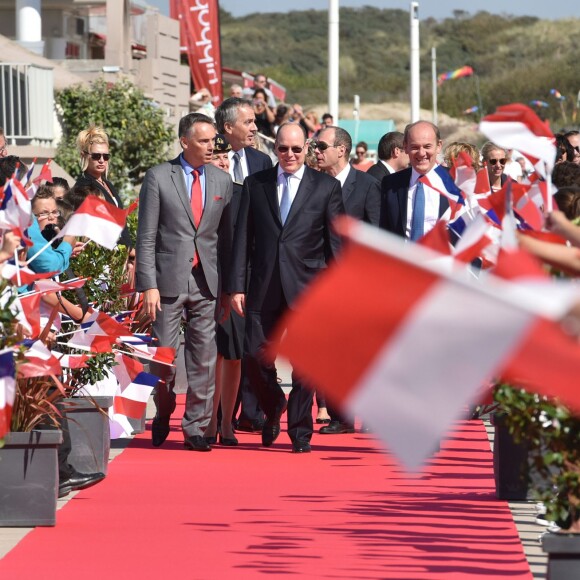 Le prince Albert II de Monaco inaugure, aux côtés du maire Daniel Fasquelle, la Digue-Promenade "Princes de Monaco" au Touquet en hommage à ses grands-parents et à son père qui ont autrefois passé des vacances dans cette station balnéaire. Le prince a été accueilli par des enfants d'une école de la cité balnéaire agitant des drapeaux français et monégasques. Le 10 septembre 2015  Prince Albert II of Monaco unveils the seawall "Princes de Monaco" in Le Touquet, north of France. On september 10th 201510/09/2015 - Le Touquet