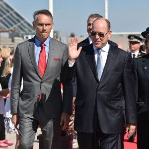 Le prince Albert II de Monaco inaugure, aux côtés du maire Daniel Fasquelle, la Digue-Promenade "Princes de Monaco" au Touquet en hommage à ses grands-parents et à son père qui ont autrefois passé des vacances dans cette station balnéaire. Le prince a été accueilli par des enfants d'une école de la cité balnéaire agitant des drapeaux français et monégasques. Le 10 septembre 2015  Prince Albert II of Monaco unveils the seawall "Princes de Monaco" in Le Touquet, north of France. On september 10th 201510/09/2015 - Le Touquet