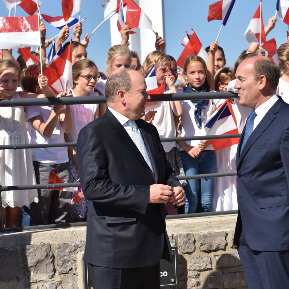 Le prince Albert II de Monaco inaugure, aux côtés du maire Daniel Fasquelle, la Digue-Promenade "Princes de Monaco" au Touquet en hommage à ses grands-parents et à son père qui ont autrefois passé des vacances dans cette station balnéaire. Le prince a été accueilli par des enfants d'une école de la cité balnéaire agitant des drapeaux français et monégasques. Le 10 septembre 2015  Prince Albert II of Monaco unveils the seawall "Princes de Monaco" in Le Touquet, north of France. On september 10th 201510/09/2015 - Le Touquet