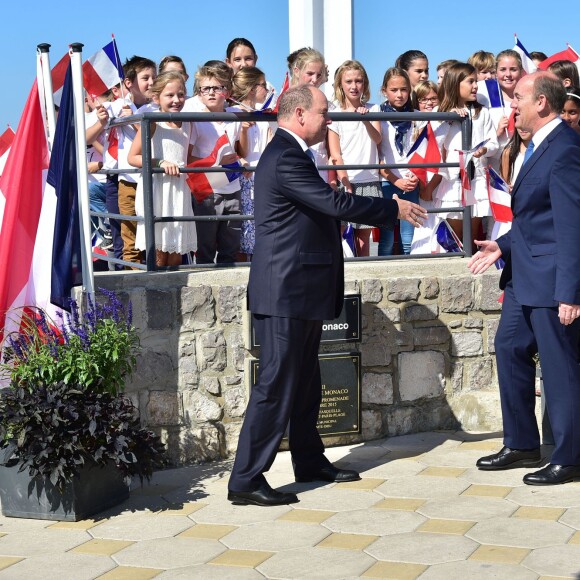 Le prince Albert II de Monaco inaugurait le 10 septembre 2015 au Touquet, dans le Pas-de-Calais, la Digue-Promenade "Princes de Monaco" en hommage à ses grands-parents et à son père. Il a profité de sa venue pour découvrir une exposition de photographies de Grace Kelly sur la plage.