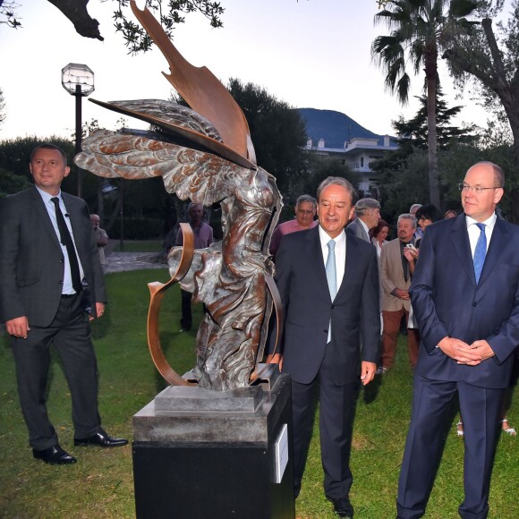 Le prince Albert II de Monaco au Parc des Oliviers de Roquebrune-Cap-Martin le 7 septembre 2015 pour l'inauguration de la 5e édition des Journées de l'Art-bre, où six oeuvres de son défunt père Rainier III étaient exposées pour la première fois.